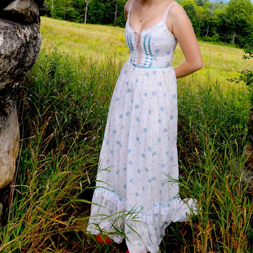 White and Pale Blue Floral Gunne Sax Maxi Dress Size 3